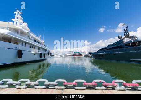 Segel- und Motorboote im Hafen verankert Stockfoto