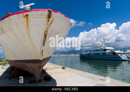 Segel- und Motorboote im Hafen verankert sind, ein altes Boot ist aus dem Wasser genommen Stockfoto