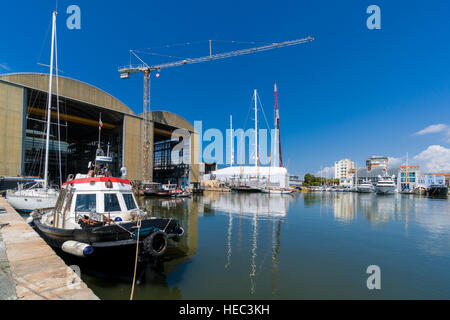 Segel- und Motorboote sind in der Werft in den Hafen verankert Stockfoto