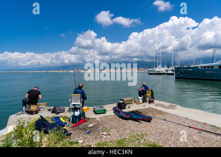 Fischer, Fische zu fangen, die im Hafen Stockfoto