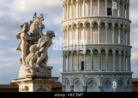Statue vor Torre Pendente di Pisa, schiefer Turm Stockfoto