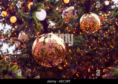 Weihnachtskugeln am Weihnachtsbaum. Große Weihnachtskugeln auf künstlicher Weihnachtsbaum Stockfoto