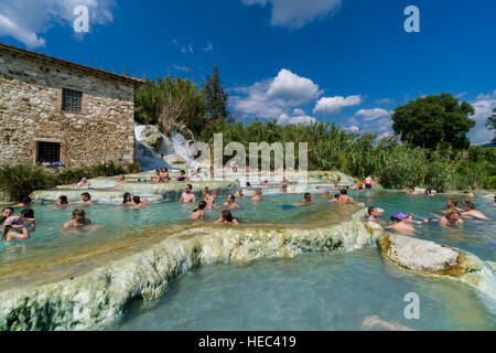 Die Menschen sind das Baden in den heißen Quellen von Saturnia Therme Stockfoto