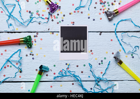 Festliche Konfetti auf weißem Hintergrund Stockfoto