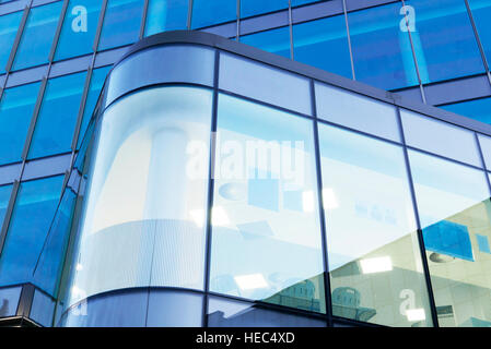 Modernes Bürogebäude mit Glasfassade, One Cathedral Square, Blackburn, Großbritannien Stockfoto