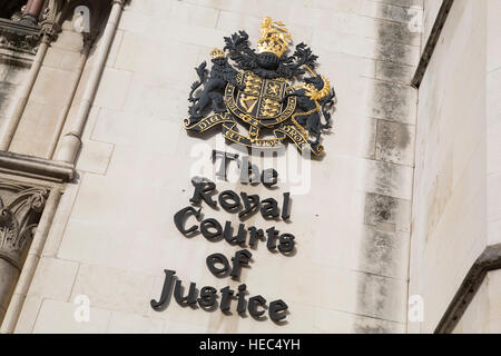 Die Royal Courts of Justice, gemeinhin als Justizpalast, ist ein Gerichtsgebäude in London beherbergt den High Court und der Court of Appeal von England und Wales in London, England, Vereinigtes Königreich. Stockfoto