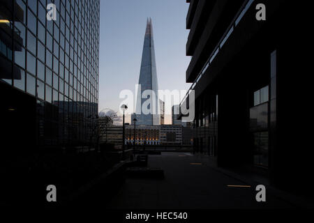 Die Scherbe betrachtet zwischen der Nord- und Shell Gebäude und St. Magnus-Haus am unteren Thames Street in London, England, Vereinigtes Königreich. Stockfoto