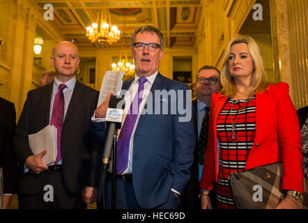 Führer der Ulster Unionist Party Mike Nesbitt Adressierung Medien mit Kollegen Philip Smith MLA (links), konfrontiert Ross Hussey MLA (zweiter von rechts), Jo-Anne Dobson MLA (rechts) in der großen Halle des Parlamentsgebäude in Stormont, Belfast, als ersten Minister Arlene Foster ein Misstrauensvotum in ihrer Führung in der dezentralen Versammlung als das Herausfallen von einem System der verpfuschten Ökostrom intensiviert. Stockfoto