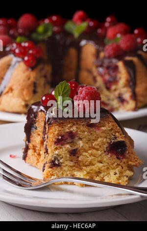 Ein Stück hausgemachte Berry-Kuchen mit Schokolade Makro auf einem Teller. Vertikal Stockfoto