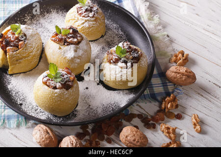 Bratäpfel mit Rosinen, Walnüssen und Honig auf einer Platte Nahaufnahme horizontalen Delicious Stockfoto