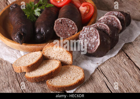 Frische Blutwurst mit Tomaten auf einen Teller Nahaufnahme. horizontale Stockfoto