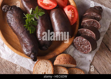 Blutwurst mit Tomaten auf einen Teller Nahaufnahme. horizontale Ansicht von oben Stockfoto