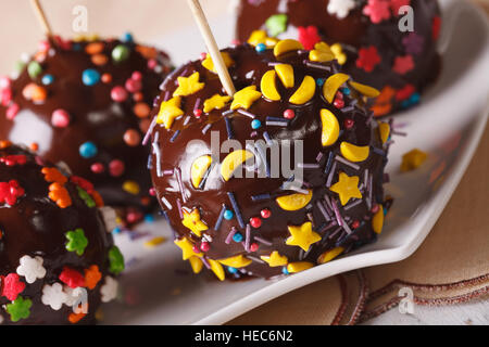 Urlaub-Äpfel in Schokolade mit Süßigkeiten Streusel Nahaufnahme auf einer Platte. horizontale Stockfoto