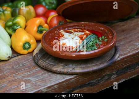 Chakchouka (auch: Shakshuka, Shaqshuqa, Chakchouka) eine orientalische Gericht bestehend aus pochiert oder gebraten Eiern gekocht in einer Sauce aus Tomaten, Bel Stockfoto