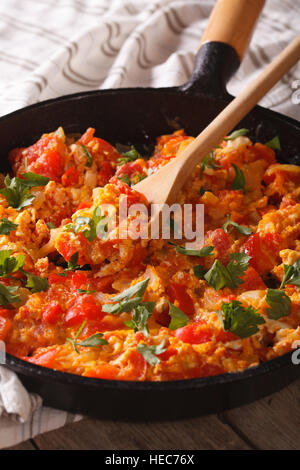 Türkisches Frühstück: Menemen Pfanne Nahaufnahme vertikal Stockfoto