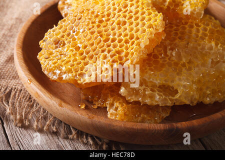 Duftende Waben auf einer Holzplatte auf der Tabelle Nahaufnahme. horizontale Stockfoto