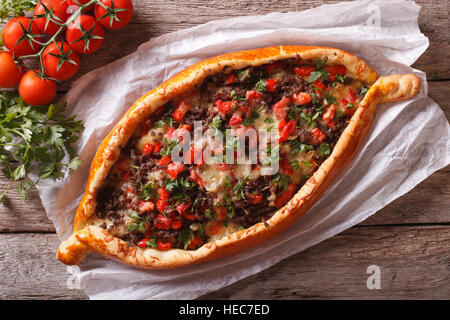 Türkische Pide-Pizza mit Fleisch und Gemüse Nahaufnahme auf dem Tisch. horizontale Ansicht von oben Stockfoto