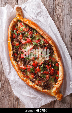 Heiße leckere türkische Pide Pizza close-up auf dem Tisch. vertikale Ansicht von oben Stockfoto