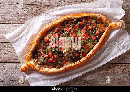 Heiße türkische Pizza Pide hautnah auf dem Tisch. horizontale Ansicht von oben Stockfoto