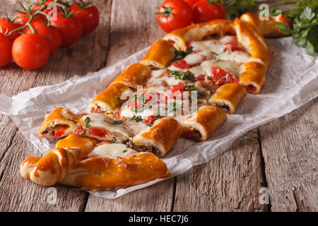 In Scheiben geschnittene türkische Pide hautnah auf den Tisch und Zutaten. Horizontal, rustikal Stockfoto