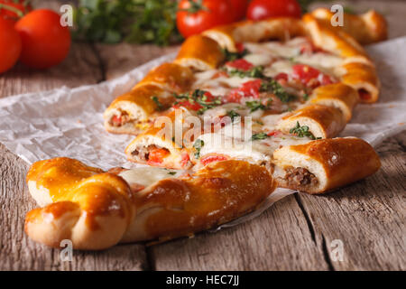 In Scheiben geschnitten Kuchen türkische Pide hautnah auf den Tisch und Zutaten. Horizontale Stockfoto