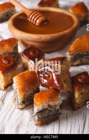 Baklava Honig mit Mohn Samen und Nüssen Nahaufnahme auf dem Tisch. vertikale Stockfoto