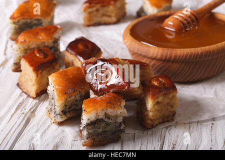 Baklava Honig mit Mohn Samen und Nüssen Nahaufnahme auf dem Tisch. horizontale Stockfoto