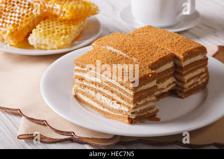 Schöne Nahaufnahmen von Honigkuchen auf einen Teller und Waben. horizontale Stockfoto