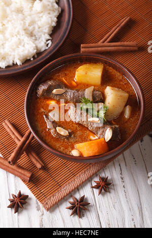 traditionelle Thai Rindfleisch Massaman Curry mit Erdnüssen Nahaufnahme. vertikale Ansicht von oben Stockfoto
