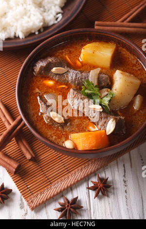 Heißen traditionelle Thai Rindfleisch Massaman Curry mit Erdnüssen Nahaufnahme. vertikale Stockfoto