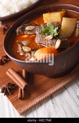 Traditionelle Thai Rindfleisch Massaman Curry mit Erdnüssen Nahaufnahme in eine Schüssel geben. vertikale Stockfoto