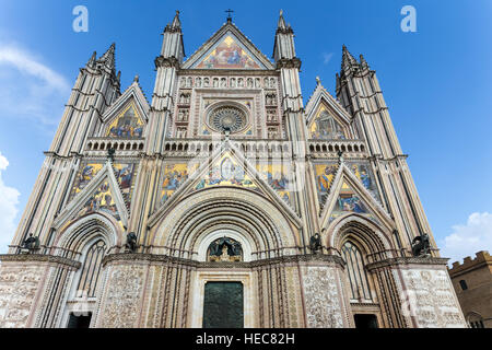 Außenansicht der römisch-katholischen Kathedrale in Orvieto, Italien. Stockfoto