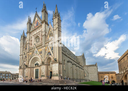 Blick auf die beeindruckende römisch-katholische Kathedrale (Duomo) aus dem 14. Jahrhundert in Orvieto, Umbrien, Italien. Stockfoto