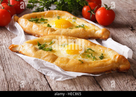 Rustikale Khachapuri und frischem Gemüse-close-up auf dem Tisch. horizontale Stockfoto