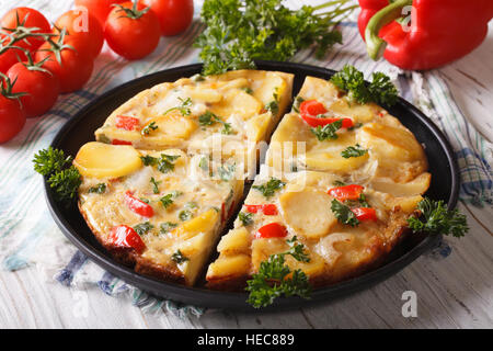 Gehackte spanisches Omelett mit Kartoffeln und Gemüse Nahaufnahme. horizontale Stockfoto