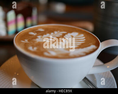 Die Textur der Latte Kunst Blatt auf der Oberseite heißen Kaffee Stockfoto