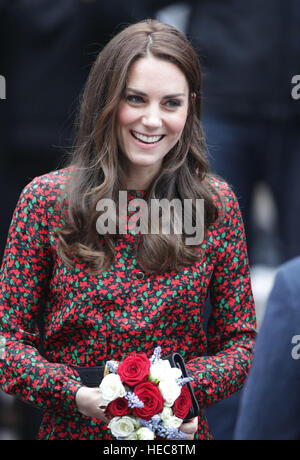 Die Herzogin von Cambridge und Prinz Harry verlassen nach einem Besuch in The Mix in London, wo sie die Jugend-Charity-Weihnachts-Party teilnehmen werden. Stockfoto