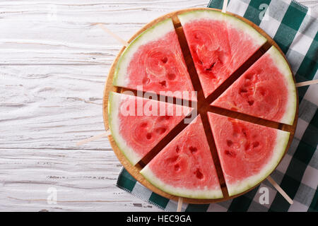 Stücke von Reife Wassermelone auf einem Stock auf den Tisch. horizontale Ansicht von oben Stockfoto