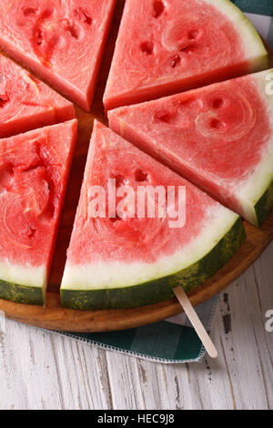 gehackte frische Wassermelone auf einen Stick close-up auf dem Tisch. vertikale Stockfoto