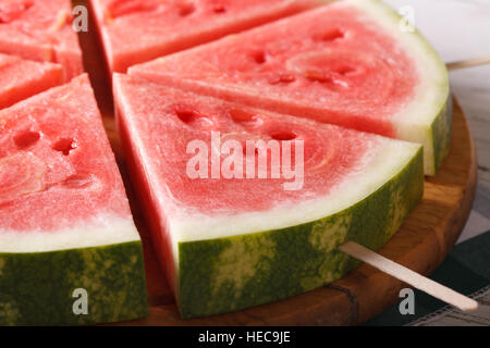 Scheiben frische Wassermelone auf einem Stick-Makro. Horizontale Stockfoto