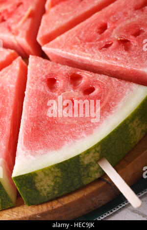 Scheiben frische Wassermelone auf einem Stick-Makro. vertikale Stockfoto
