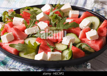 Wassermelonen-Salat mit Feta Käse, Rucola und Gurke Closeup auf einem Tisch. horizontale Stockfoto