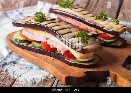 Auberginen Sandwich mit frischem Gemüse, Schinken und Käse-close-up auf dem Tisch. horizontale Stockfoto