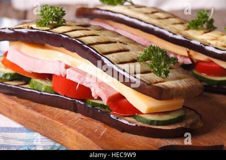 Leckere und gesunde Auberginen Sandwich mit frischem Gemüse, Schinken und Käse hautnah. horizontale Stockfoto