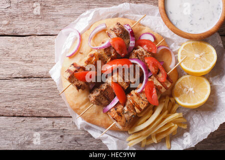 Griechisches Essen: Souvlaki mit Gemüse und Fladenbrot. horizontale Ansicht von oben Stockfoto