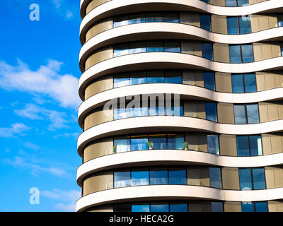 Neubau am Fluss - London, England Stockfoto
