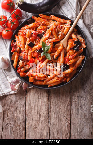 Italienische Küche: Pasta Alla Norma auf den Tisch und Zutaten. vertikale Ansicht von oben Stockfoto