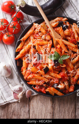 Italienische Küche: Pasta Alla Norma Nahaufnahme auf den Tisch und Zutaten. vertikale Ansicht von oben Stockfoto