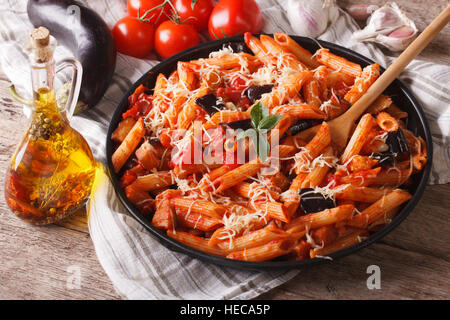 Italienische Küche: Penne mit Auberginen und Tomaten Nahaufnahme auf den Tisch und Zutaten. horizontale Stockfoto