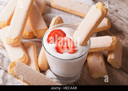 Savoiardi und geschlagene Mascarpone mit Erdbeeren Closeup. horizontale Stockfoto
